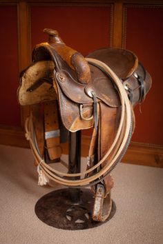 an old saddle is sitting on the floor