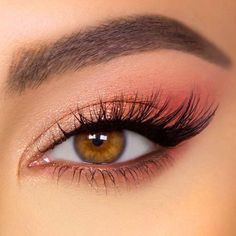 Peach Color Makeup Looks, Simple Eyeshadow For Beginners, Red Natural Eyeshadow, Soft Peach Eye Makeup, Red Eyeshadow For Brown Eyes, Dusty Pink Eyeshadow Looks, Cute Simple Red Eye Makeup, Make Up Looks Eyeshadow, Subtle Sparkle Eye Makeup