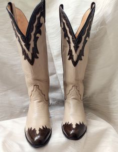 Vintage Women's Western Boots by Justin 6C, Wingtips with Alligator Embossed Leather Overlays, 2 Tone Beige and Brown, Knee High.  Excellent Condition and Ready-to-Wear for a Big Date. Alligator Boots Woman, Western Boho Chic, Pretty Boots, Cream Boots, Boot Collection, Bota Country, Vintage Cowboy Boots, Western Vintage, Custom Boots