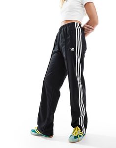 Broeken en leggings van adidas Originals Het uniform van vandaag Tailleband met trekkoord aan de binnenkant Zijzakken met ritssluiting adidas-logo Ruimvallende snit Loose Pants Outfit, Adidas Branding, Floral Dress Formal, Save Outfits, Formal Dress Shops, Adidas Brand, Adidas Track Pants, Adidas Track, White Trainers