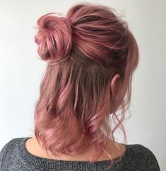 Easy To Style Shoulder Length Haircuts, Half Up Bun Hairstyles Short Hair, Half Bun Hairstyles Short Hair, Half Up Half Down Buns, Half Up Bun Hairstyles, Half Up Half Down Bun, Short Hairdo, Half Up Half Down Short Hair, Half Bun Hairstyles