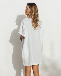 Easy breezy. That is the feeling you get when wearing a linen T-Shirt dress MIJAS in White. Perfectly balanced for summer strolls – it keeps you cool and protects your skin from s. Easy to style – wear it alone with sandals or sneakers, on a colder day – pair it with l linen pants.• T-shirt style dress • 2 side seam pockets, 1 front pocket • Medium weight linen (approx. 180 gsm) Wrinkled Clothes, Light Coral, Linen Tshirts, Rich Color Palette, Minimalist Wardrobe, Shirt Dress Style, T Shirt Style, Easy Breezy, Clothing Care