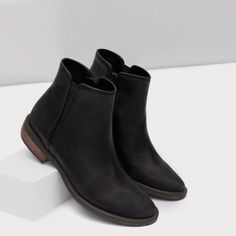 Flat Leather Ankle Boots, Áo Blu, Daily Shoes, Ankle Boots Flat, 가을 패션, Crazy Shoes, Shoe Obsession, Designer Boots, Boots Outfit