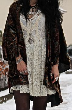 Velvet Kimono, Earthy Outfits, Estilo Hippie, Witchy Fashion, Mode Boho, Vanessa Mooney, Hippie Outfits, Outfits Casuales, Look Cool