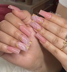 Baddie Short Square Nails, Smeduiem Nails, Good Acrylic Nails, Pink And Gold Acrylics, Baddie Birthday Nails Medium Length, Birthday Nail Set Ideas Medium Length, Short Tapered Square Nails Designs, Medium Short Nails Acrylic Square, Pink Square Nails Design