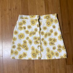 Cute Yellow Flowered Mini Skirt. Size M. Nwt Yellow Floral Print Mini Skirt For Day Out, Retro Yellow Fitted Mini Skirt, Cheap Yellow Mini Skirt, Yellow Lined Knee-length Mini Skirt, Yellow Floral Print Mini Skirt, Casual Denim Jeans, Pleated Tennis Skirt, Wool Mini Skirt, Jean Mini Skirts