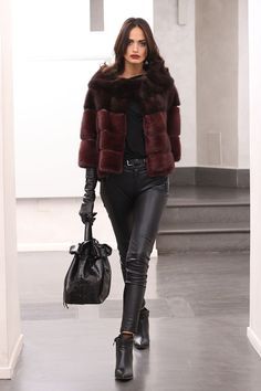 January Style, Fur Coat Fashion, Fur Coat Vintage, Hi Fashion, Coat Women Fashion, Ageless Style, Amazing Outfits