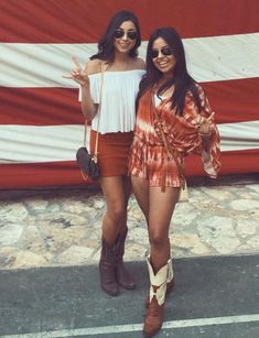 10 Gameday Outfits At The University Of Texas At Austin - Society19 Longhorn Gameday Outfit, Texas Longhorns Outfits, Ut Game, Texas Fashion, Smart Casual Dress, Football Game Outfit, Nashville Outfits, Colorful Crop Tops