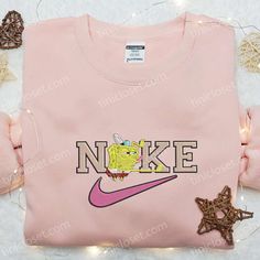 Introducing the SpongeBob SquarePants x Nike Cartoon Embroidered Sweatshirt! This playful collaboration brings together the beloved SpongeBob characters and the Nike Anime, Nike Cartoon, Nike Inspired, Jessie Toy Story, Best Family Gifts, Maroon Hoodie, Cartoon Disney, Embroidered Shirts, Mike Wazowski