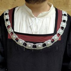 VERY IMPORTANT: It's a lightweigth Chain of Office around 185 gr. depending the length. This necklace is perfect for use in a reenactment or historical event or play with a historical or fantastical character. ✤ 𝗔𝗠𝗕𝗥𝗢𝗦𝗦𝗜𝗢 �𝗠𝗜𝗫 𝗖𝗢𝗡𝗡𝗘𝗖𝗧𝗢𝗥𝗦 ✤ ➺ 30x39 mm Square connectors & 31 mm round zamak connectors in antique silver finish color. ➺ 20 mm resin cabochons (black/red) ➺ Stainless steel findings. ✤ 𝗔𝗠𝗕𝗥𝗢𝗦𝗦𝗜𝗢 𝗢𝗡𝗟𝗬 𝗦𝗤𝗨𝗔𝗥𝗘 𝗖𝗢𝗡𝗡𝗘𝗖𝗧𝗢𝗥𝗦 ✤ ➺ 30x39 mm Square Medieval Style Metal Necklaces For Larp, Livery Collar, King Necklace, Theater Play, Necklace Man, Man Necklace, Historical Reenactment, Collar Chain, Necklace Chain