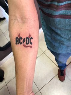 Tatuagem / tattoo / ACDC / 1ª Tattoo Music Band Tattoo Designs, Rock Bands Tattoo, Patch Art Tattoo, Alt Rock Tattoos, Rock Band Tattoo Designs, Classic Rock Tattoo Ideas, Rock And Roll Tattoo Ideas, Kiss Band Tattoo, Acdc Drawing