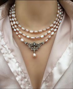 Remodel Jewellery, High Jewelry Design, Classic Pearl Necklace, Antique Necklaces Design, Black Beads Mangalsutra Design, Fancy Jewelry Necklace, Pearl Necklace Designs, Pearl Necklace Vintage, Pearl And Diamond Necklace