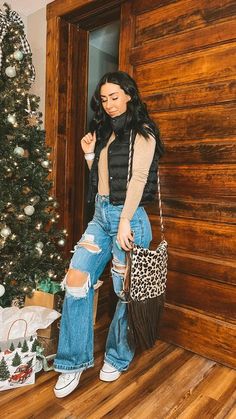 Teenage Western Outfits, Flare Jeans Outfit Western Winter, Western Bonfire Outfit, Womens Western Outfits Winter, Nfr Daytime Outfits, Western Outfits For Cold Weather, Casual Western Fall Outfits, Simple Western Outfits Winter, Black Country Girl Outfits