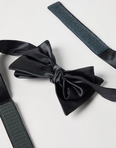 Cotton and silk satin bow tie An essential accessory for evening events, the cotton and silk satin bow tie completes tuxedos with classic flair. This accessory, which must be tied, is adjustable thanks to a convenient hook-and-loop closure behind the neck. Pre-tied Satin Bow For Black Tie Events, Standard Tie Satin Bow, Pre-tied Decorative Bow Tie For Party, Pre-tied Bow Tie For Party, Pre-tied Bow Tie Back For Party, Satin Ties With Decorative Bow For Party, Party Satin Ties With Decorative Bow, Pre-tied Decorative Bow Tie For Black Tie Events, Adjustable Satin Bow Tie For Parties