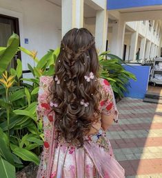 Hair Do For Lehenga, Mehendi Hair Styles, Bridal Hairstyles Reception, Hairstyles With Lehengas, Haldi Outfit Hairstyle, Bride Haldi Hairstyle, Engagement Bride Hairstyles, Indian Haldi Hairstyle, Hair Styles For Haldi