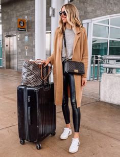 Ootd Leggings, Travel Style Airport, Airport Travel Outfits, Fashion Travel Outfit, Leather Leggings Outfit, Airport Outfits, Amy Jackson