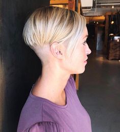 Shaved Side Haircuts That Make a Statement Short Blonde Haircuts, Cool Short Hairstyles, Caramel Highlights, Top Hairstyles, Very Short Hair, Penteado Cabelo Curto, Short Blonde, Short Hair With Bangs, Short Blonde Hair