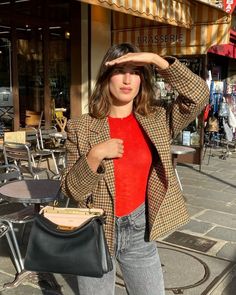 Consultas de moda: Looks con vestido rosa y looks para evento de trabajo – TIME FOR FASHION Jeanne Damas Style, Plaid Blazer Outfit, Dress Like A Parisian, French Women Style, French Outfit, Jeanne Damas, French Girl Style, All Jeans