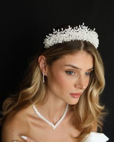 This exquisite Crystal Tiaras is a true masterpiece, handcrafted with the finest materials to make you feel like a princess on your special day. The Wedding Tiara features stunning white pearl beads, delicately arranged in a pattern that resembles slender crystals extending like branches, and dazzling rhinestones that sparkle and shine like diamonds. The intricate design is carefully crafted to create a bold, yet elegant look that complements any wedding dress. The Wedding Tiara is made of high- Wedding Hair With Tiara And Veil, Bridal Crown And Veil, Wedding Hairstyles With Headband, Tiara Floral, Wedding Tiara Hairstyles, Crystal Wedding Tiaras, Crystal Crown Wedding, Wedding Hair Wreath, Hair Wreaths