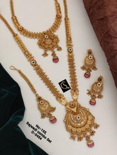 Festive Gold Jewelry Sets With Long Necklace, Traditional Gold Bridal Necklace With Matching Earrings, Traditional Gold Necklaces With Matching Earrings, Traditional Hand-set Gold-plated Necklaces, Antique Gold Set, Festive 22k Gold Hand-set Bridal Necklace, Matte Jewelry, Antic Jewellery, Antique Necklace Set