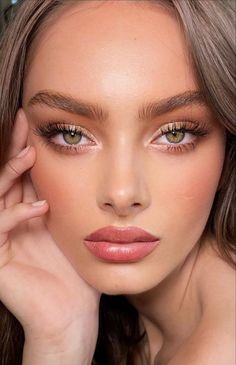 Light Makeup For Green Eyes, Fresh Glam Makeup, Soft Bridesmaid Makeup Natural Looks, Light Glam, Grad Makeup, Bronze Eye Makeup