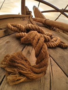 a rope is tied to the side of a boat's hull in black and white