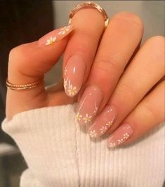 Spring Acrylic Nails, Daisy Nails, Colorful Nails, Casual Nails, Almond Acrylic Nails, Floral Nails, Chic Nails