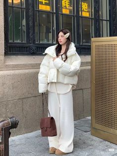 Korea Outfit Winter, Hongkong Ootd Winter, White And Beige Winter Outfits, Asia Winter Outfit, Japan Winter Fashion Women, Winter In Korea Outfit, China Winter Outfit, Below Freezing Outfit, Kpop Idols Winter Outfits