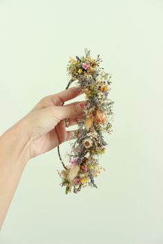 ✿Petite Dried flowers Crown is a Unique Delicate piece, a beautiful keepsake for your special moments. She is completely a touch of nature surrounded by all neutral dried flowers one by one. This rustic look completed with french lavenders, dried thistles, preserved boxwood, dried nigella flowers, white floral buttons including white dried ammobium flowers. Anything you can ask for your wedding day intertwined together within this floral arrangement. Size: It's so lightweight and comfortable; th Wildflower Crown, Flower Girl Hair Piece, Boho Floral Crown, Baby Breath Flower Crown, Heather Flower, Flower Headband Wedding, Floral Headpiece Wedding, Flower Crown Bridesmaid, Flower Headpiece Wedding