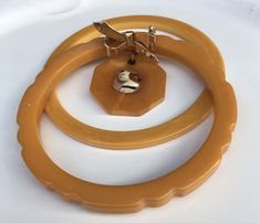 Vintage yellow mustard Bakelite jewelry set.. two spacer bangle one is plain the other one has a scallop carved,And a dangling dog brooch From circa 1950's 1950s Bracelet, Bakelite Jewelry, Wedding Ring Sizes, Dog Brooch, Black Hills Gold, Yellow Mustard, Gorgeous Art, Vintage Yellow, Mustard