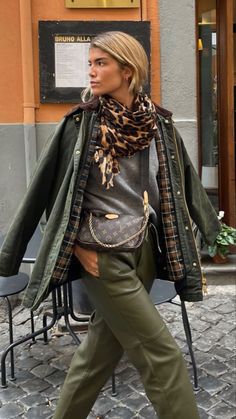 Barbour Jacket Women Outfit, Barbour Jacket Outfit, English Country Fashion, Barbour Style, Barbour Women, Jacket Outfit Women, Country Fashion, Looks Chic