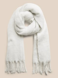 Oversized Fuzzy Scarf | Banana Republic Cute Winter Scarf, Knitted Scarf Patterns, Scarfs Winter, Huge Scarf, Ugg Scarf, Cute Scarves, Winter Accesories, Scarf Aesthetic, Fluffy Scarf