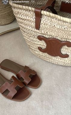 Vacation Aesthetic Outfit, Hermes Oran Sandals Outfit, Woman Goals, Beach Vacation Aesthetic, Aesthetics Beach, Sandals Aesthetic, Dubai Summer, Hermes Slippers, Aesthetic Traveling