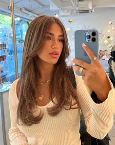 Rambut Brunette, Subtle Balayage, Brown Hair Inspo, Caramel Highlights, Hairstyles For Layered Hair, Long Brown Hair, Haircuts Straight Hair, Long Hair With Bangs, Hair Shine