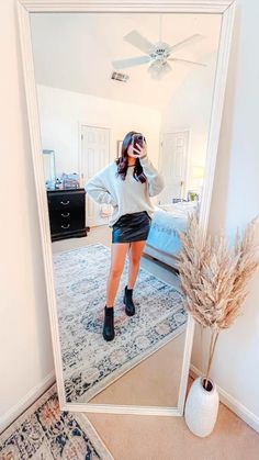 Fall Outfit Idea, Leather Skirt outfit Leather Skirt Sweater Outfit, Leather Skirt With Cardigan Outfit, Leather Skirt And Sweater Outfit, Outfit Chunky Boots, Oversized Sweater And Skirt Outfit, Leather Skirt Fall Outfit, Oversized Sweater With Skirt Mini, Leather Skirt Oversized Sweater, Sweater Leather Skirt