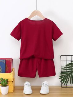 Casual Cotton Sets Plain, Casual Cotton Crew Neck Short Set, Casual Cotton Short Set With Crew Neck, Casual Cotton Matching Short Set, Casual Red Cotton Sets, Casual Red Crew Neck Sets, Casual Matching Short Set, Casual Solid Color Cotton Sets, Solid Cotton Tops With Matching Set