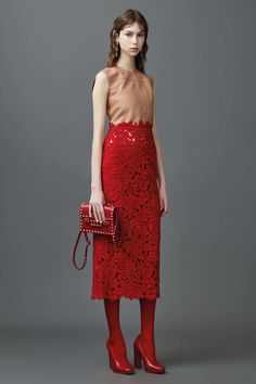 Valentino Resort 2017 Fashion Show Valentino 2017, Cuba Fashion, Valentino Resort, Valentino Collection, Party Kleidung, Red Boots, Red Skirts, Wearing Red