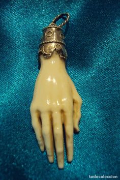 Joyeria: Colgante - mano talla en hueso y casquilla de plata - Foto 2 - 71547911 Precious Jewels, Old Jewelry, Amulets, Hand Jewelry, Memento Mori, Amazing Jewelry, Jewelry Inspiration