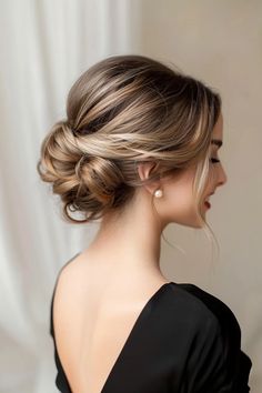 Chignon für kurze Haare: 36+ schicke Varianten - hairtastic.de Short Up Do Hairstyles, Wedding Updo Short Hair, Chignon Simple, Hair Chignon, Mother Of The Bride Hairstyles, Bride Hairstyles Updo, Short Hair Bride, Chin Length Haircuts