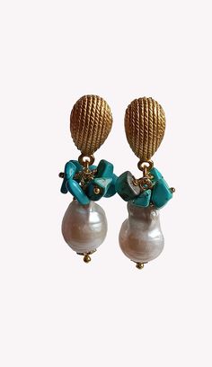 Baroque style earrings made of: Baroque pearl drops(14 mm); Turquoise chips; Brass drops earrings. Lenght : 4 cm / 1,57 inches * SHIPPING * Your order will be shipped within 1-3 business days from your purchase. You can choose between 2 shipping methods: STANDARD MAIL (NOT TRACEABLE) It is a cheap and fast shipping method, but NOT TRACEABLE. Chapeau Atelier is not responsible for any postal disruptions, delays or losses. REGISTERED MAIL (TRACEABLE) It is an absolutely safe shipping method becaus Luxury Turquoise Pearl Drop Earrings, Shell-shaped Pearl Earrings With Pearl Charm, Beach Pearl Drop Shell-shaped Earrings, White Shell-shaped Pearl Drop Earrings, White Pearl Drop Shell-shaped Earrings, Baroque Fashion, Cluster Earrings, Pearl Drop, Pearl Drop Earrings