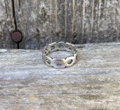 Beautiful 'geometric shapes' ring, 1990s vintage. Features a combination of alternating looped circles & squares, a lightweight yet sturdy feel, and lots of unique retro style... Simple enough to be worn stacked or paired with other pieces, but bold enough to steal the show on it's own...;) Stamped '925' for sterling silver, and 'Thailand' Size 7 1/4 of an inch wide Some very minor silver tarnishing. Have a question?  Get in touch!  Always happy to talk. Ring Y2k, Retro Stil, 90s Vintage, Style Retro, Statement Ring, Vintage Silver, Geometric Shapes, Retro Style, Band Rings