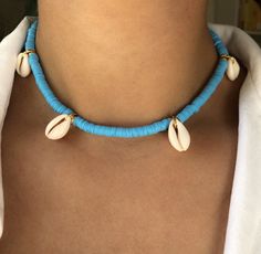 DEEP DIVE (Blue) * Ultimate Modern Boho Summer Necklace * Blue Enamel Coin Beads (6mm) * Natural cowrie shells * Stainless steel chain and carabiner in gold (no fading) * Full chain length: 45cm * Adjustable: yes * Beachworthy * Good vibes only! ➪  𝐴𝑙𝑙 𝑃𝑟𝑜𝑑𝑢𝑐𝑡𝑠 𝑎𝑟𝑒 𝑐𝑎𝑟𝑒𝑓𝑢𝑙𝑙𝑦 𝑝𝑎𝑐𝑘𝑎𝑔𝑒𝑑 𝑤𝑖𝑡ℎ 𝑙𝑜𝑣𝑒.  ➪  𝑃𝑎𝑐𝑘𝑎𝑔𝑒 𝑖𝑛𝑐𝑙𝑢𝑑𝑒𝑠: 𝐼𝑡𝑒𝑚 (𝑜𝑓 𝑐𝑜𝑢𝑟𝑠𝑒), 𝑎 𝑙𝑜𝑣𝑒𝑙𝑦 𝑉𝑒𝑙𝑣𝑒𝑡 𝐺𝑖𝑓𝑡 𝑏𝑎𝑔. ✲ 𝑇ℎ𝑒 𝑟𝑒𝑐𝑜𝑚𝑚𝑒𝑛𝑑𝑒𝑑 𝑐ℎ𝑎𝑖𝑛 𝑠𝑖𝑧𝑒 𝑓? 2024 Jewelry, Tanned Skin, Cowrie Shells, Seashell Jewelry, Enamel Necklaces, Jewelry Blue, Personalized Pendant, Summer Necklace, Gold Ribbons