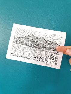 Baie de Fort de France et Pitons du Carbet - série Lines - Paysages nature mer Martinique par Intercalée - Dessin stylisé au trait - design abstrait original - reproduction signée format carte postale devant mur bleu canard 
#art #martinique #souvenir #cadeau #decorationmurale #monochrome