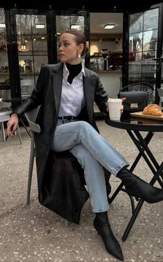 Black Wool Jacket Outfit, Black Trench Coat Outfit Casual, Leather Bag Outfit, Leather Trench Coat Outfit, Fall Italy Outfits, Chic Outfits Edgy, Aesthetic Overalls Outfit, Chic Boots, Overalls Outfit