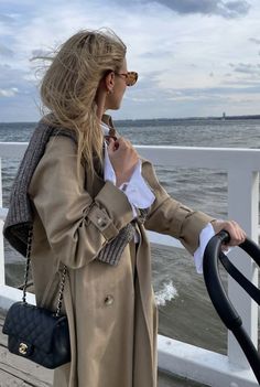 Trench Coat Outfit Winter Classy, Kasia Tusk, Old Money Summer Outfits, Trenchcoat Style, Hamptons Outfit, Old Money Summer, Chique Outfit, Shooting Photo, Stockholm Fashion