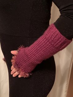 Chic, noble, hand-knitted pulse warmers / arm warmers with thumb opening. They are discreetly knitted without distracting patterns with a fluffy edge as a finish. The fluff edge makes the pulse warmers a real eye-catcher. The perfect wonderfully soft and warm companion for the cold days. They are wonderfully light and comfortable to wear. The wool is soft and feels great, nothing scratches... whether in autumn, winter or spring... whether indoors or outdoors and ... they can always be used. They Knitting Gift, Mitten Gloves, Cold Day, Hand Warmers, Arm Warmers, Beauty Book, Hand Knitting, Autumn Winter, Duvet