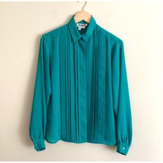 Vintage 80's Teal Green Long Sleeve Blouse Essential Classic Blouse Tag Size: 6 Armpit to Armpit: 21/22" Sleeve Length: 24" Back of neck to bottom of hem: 24" Machine Wash Please make sure to double check your measurements and reach out if you have any questions;) In EXCELLENT pre-owned condition. Shown on a size small mannequin. Tags: Vintage Blouse 80's Classic secretary blouse Turquoise Clothes, Secretary Blouse, Classic Blouse, Small Mannequin, Classic Blouses, Fashion Mood Board, Chic Top, Green Long Sleeve, Blouse Vintage