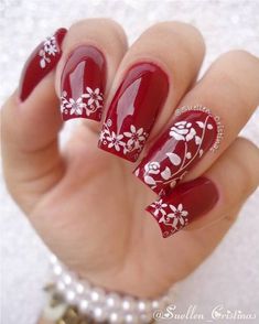 💅Idées de déco des ongles pour le printemps et l’été 🌼Tendances et inspirations no 52 ☀️ Manucure tendance, déco facile ou artistique, vernis ou en gel, idées de design tendances  #clubboxingday #boxingday #boxi #rabais #circulaire #shopping #soldes #circulaireenligne #beaute #cosmetique #maquillage #manucure #nailart #vernis #printemps #nature #fleurs #ete #ongles Nagel Stamping, Red Nail Art, Rose Nails, Red Nail, Trendy Nail Art, Pretty Nail Art, Beautiful Nail Art