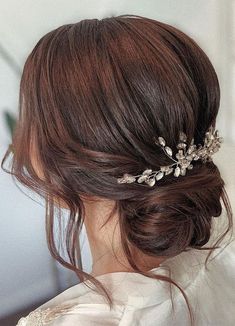 62. Stylish smooth yet textured hairstyle From 5 mins updo to elegant top knot, the updo is one elegant hair style that never does seem to... Prom Ponytail, Romantic Wedding Hair, Quince Hairstyles, Lob Hairstyle, Low Bun