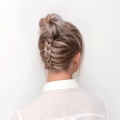 Braid into Messy Bun Hairstyles For Interview, Interview Hair, Job Interview Hairstyles, Interview Hairstyles, Classy Hair, Asymmetrical Hairstyles, Costume Noir, Shoulder Hair